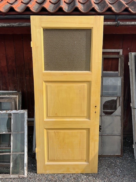 Enkeldörr med glas, 87x209, finns på Överjärva byggnadsvård