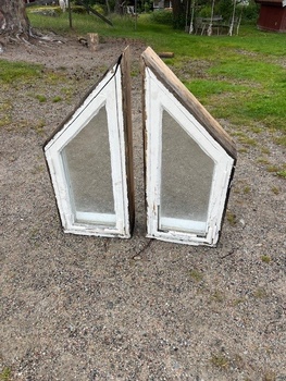 Fönster med karm, 97x40, finns på Överjärva byggnadsvård