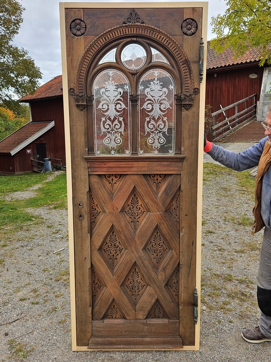 Dörr med glas och karm, 87x223, finns på Överjärva byggnadsvård