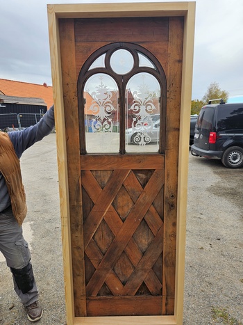 Dörr med glas och karm, 87x223, finns på Överjärva byggnadsvård