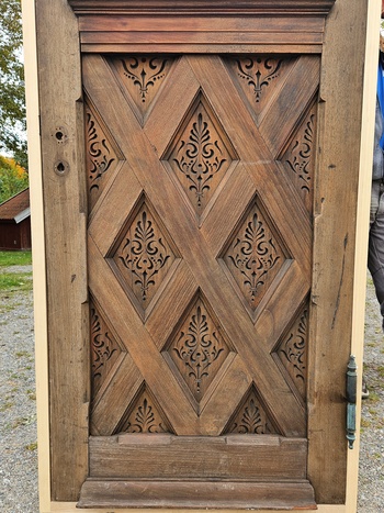 Dörr med glas och karm, 87x223, finns på Överjärva byggnadsvård