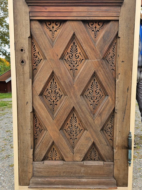Dörr med glas och karm, 87x223, finns på Överjärva byggnadsvård