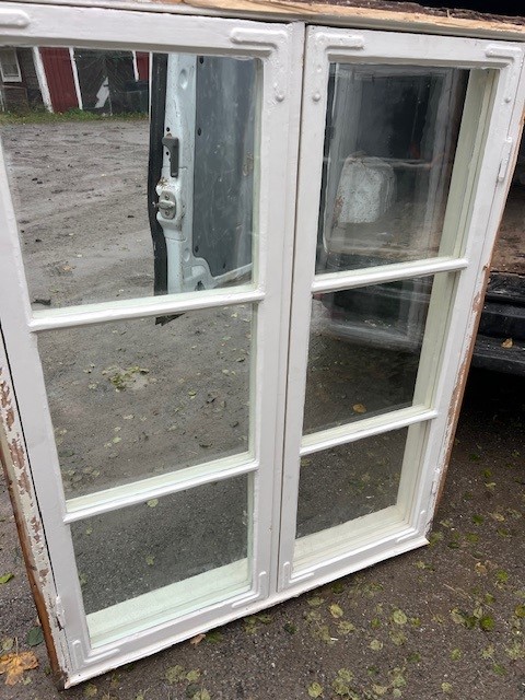 Fönster med karm, 118x148, finns på Överjärva Byggnadsvård Fönster med karm, 118x148, finns på Överjärva Byggnadsvård