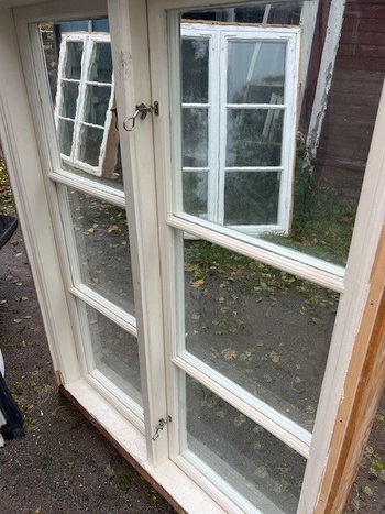 Fönster med karm, 118x148, finns på Överjärva Byggnadsvård Fönster med karm, 118x148, finns på Överjärva Byggnadsvård