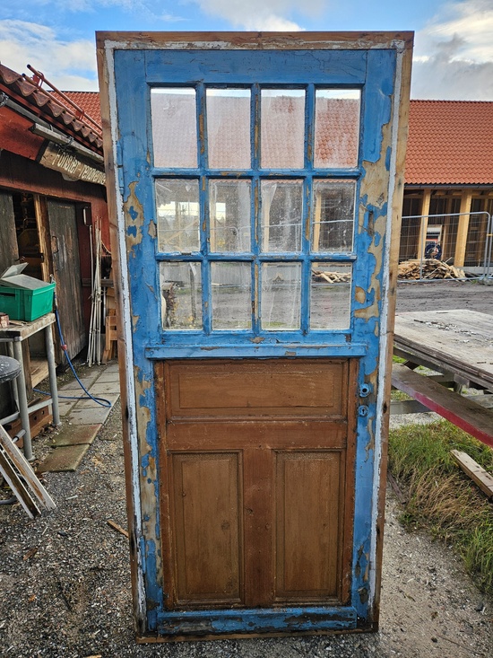 Enkeldörr med karm och glas, 92x207, finns på Överjärva byggnadsvård Enkeldörr med karm och glas, 92x207, finns på Överjärva byggnadsvård