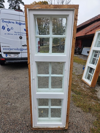 Fönster med karm, 56x170, finns på Överjärva byggnadsvård