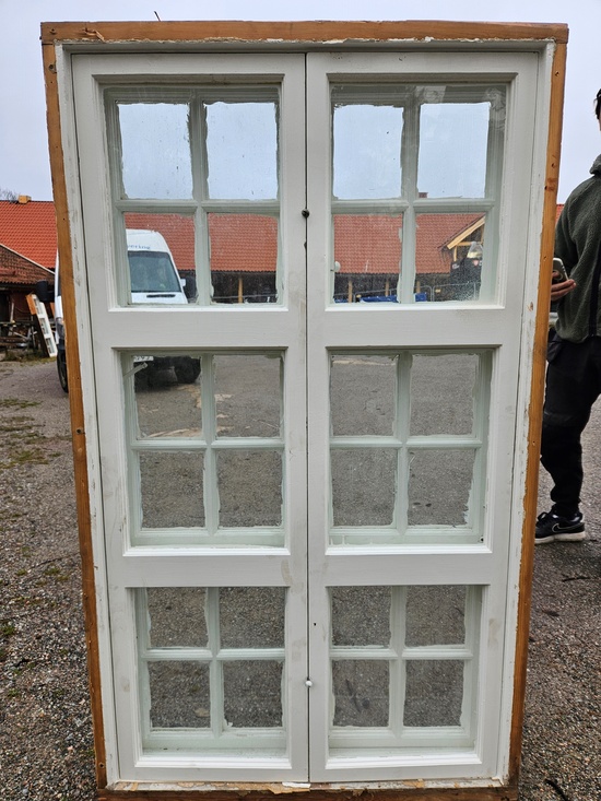 Fönster med karm, 100x170, finns på Överjärva byggnadsvård