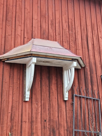 Skärmtak, farstutak, tak burspråk, finns på Överjärva byggnadsvård