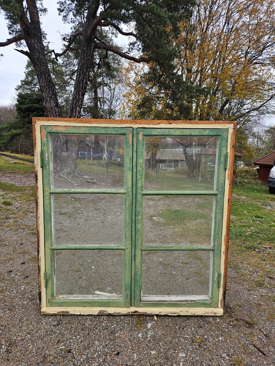 Fönster med karm, 120x124, finns på Överjärva byggnadsvård