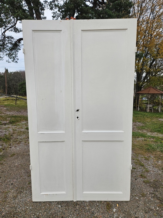 Pardörr, 108x186, finns på Överjärva byggnadsvård