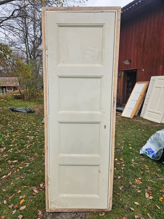 Enkeldörr med karm, 78x222, finns på Överjärva Byggnadsvård