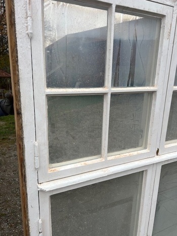 Fönster me karm, 139x195, finns på Överjärva Byggnadsvård