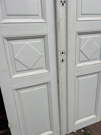 Pardörr, 119x241, finns på Överjärva byggnadsvård