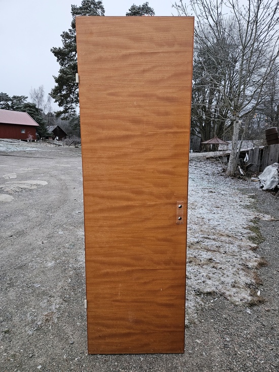 Funkis dörr, 63x202, finns på Överjärva byggnadsvård