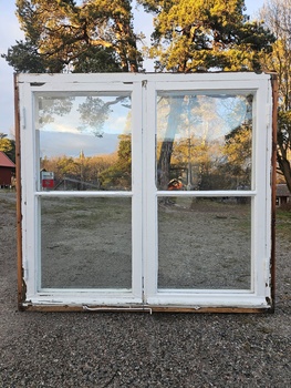 Fönster med karm, 130x120, finns på Överjärva byggnadsvård