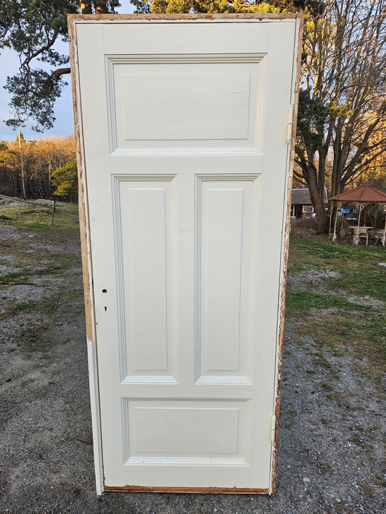 Enkeldörr med karm, 83,5x201, finns på Överjärbva Byggnadsvård