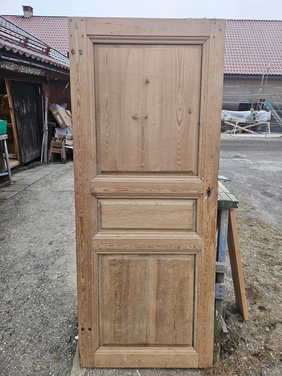 Enkeldörr, 77x187, finns på Överjärva Byggnadsvård