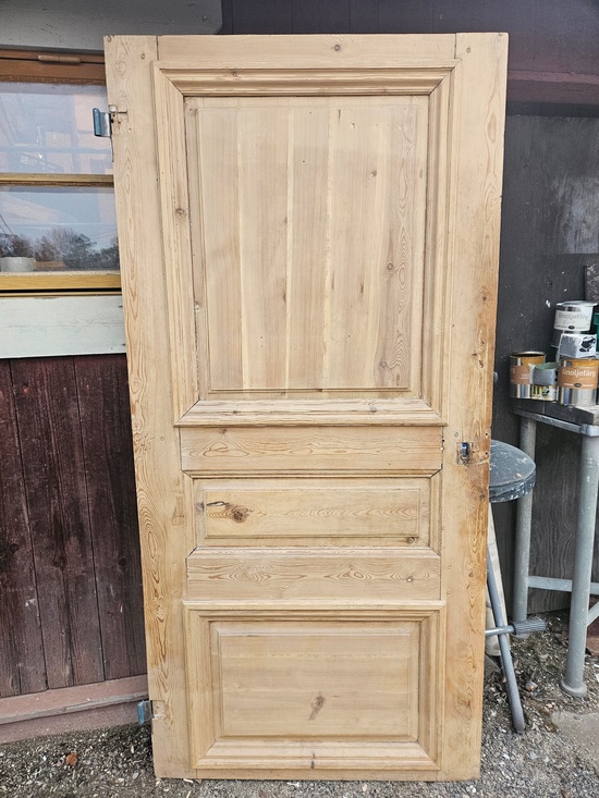 Enkeldörr, 85x178,5, finns på Överjärva Byggnadsvård