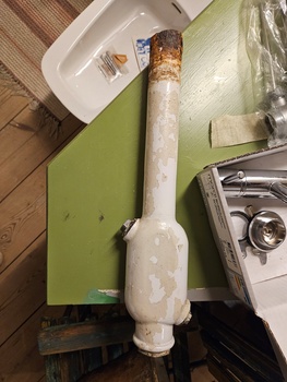 Vattenlås i emalj, finns på Överjärva