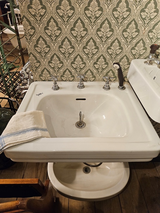 Handfat med duschset, 63x30x51,5, finns på Överjärva BYggnadsvård