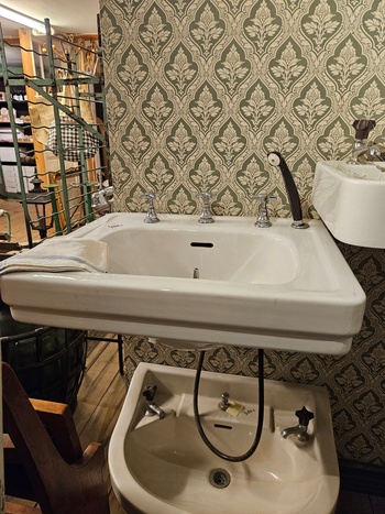 Handfat med duschset, 63x30x51,5, finns på Överjärva BYggnadsvård