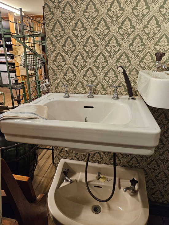 Handfat med duschset, 63x30x51,5, finns på Överjärva BYggnadsvård