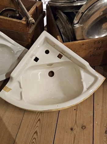 Handfat, 45,5 x 45,5 x 46, finns på Överjräva Byggnadsvård