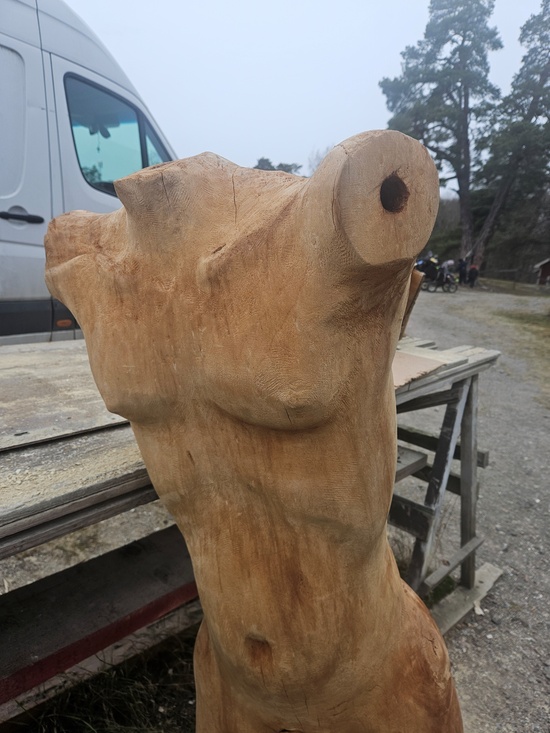 Skulptur, konste, trä, finns på Överjräva Byggnadsvård