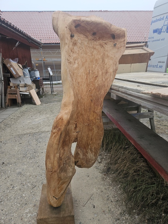 Skulptur, konste, trä, finns på Överjräva Byggnadsvård