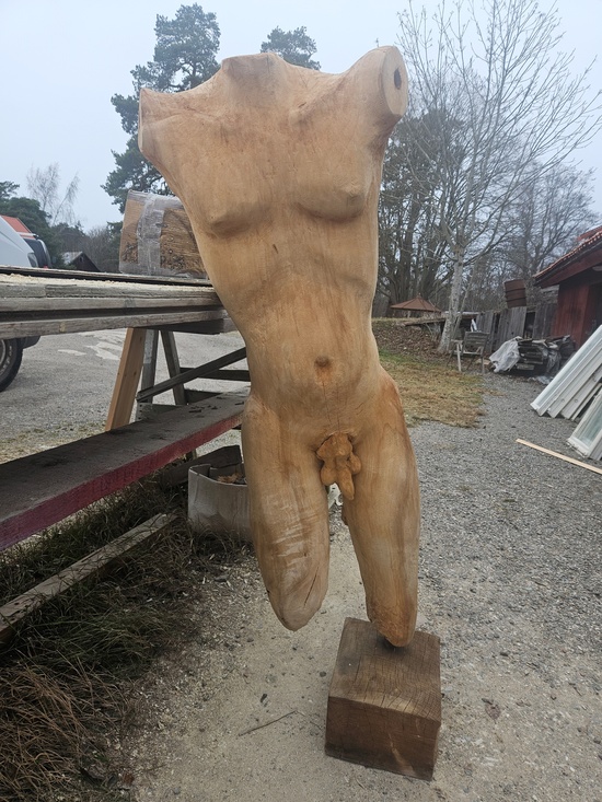 Skulptur, konste, trä, finns på Överjräva Byggnadsvård