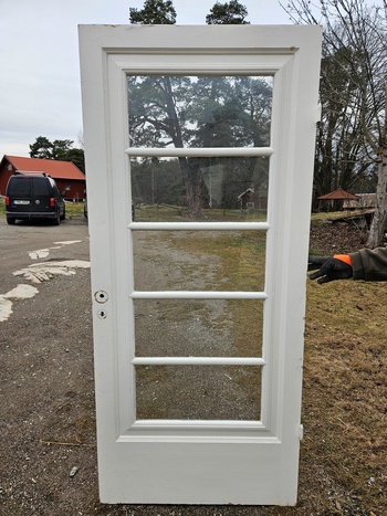 Enkeldörr med glas, 91x202, finns på Överjärva Byggnadsvård