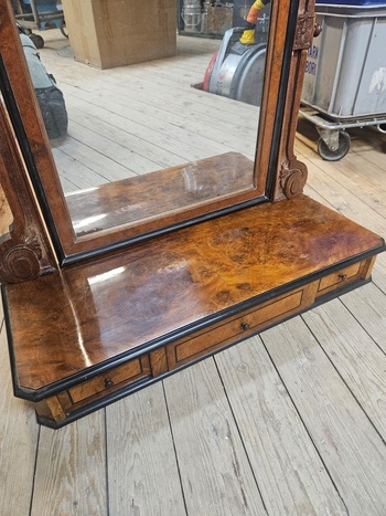 Pigtittare, 67x79x26, finns på Överjärva Byggnadsvård