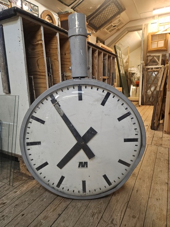Klocka, industriklocka, finns på Överjräva Byggnadsvård