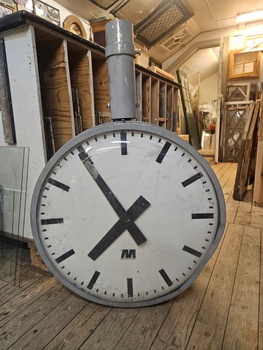 Klocka, industriklocka, finns på Överjräva Byggnadsvård