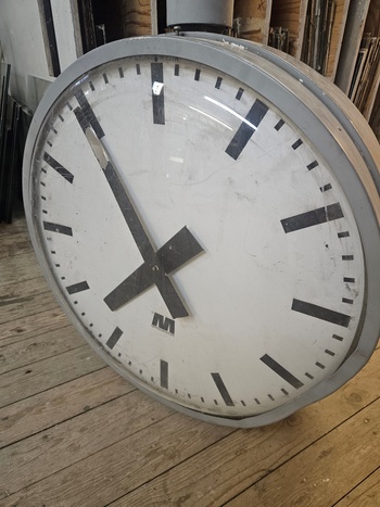 Klocka, industriklocka, finns på Överjräva Byggnadsvård