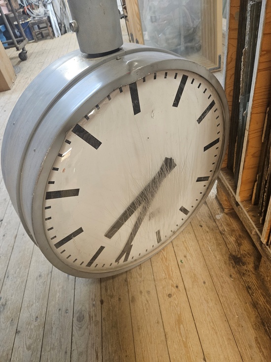 Klocka, industriklocka, finns på Överjräva Byggnadsvård