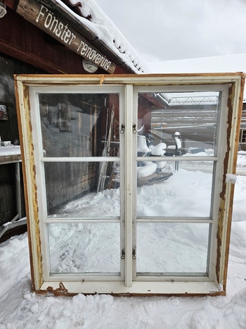 Fönster med karm, 128x140, finns på Överjärva Byggnadsvård