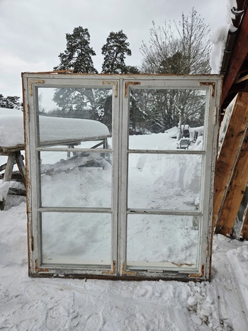 Fönster med karm, 128x140, finns på Överjärva Byggnadsvård