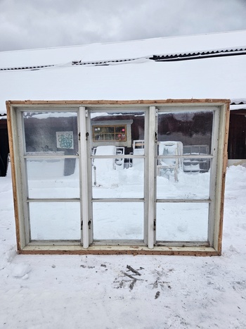Fönster med karm, 190x140, finns på Överjärva Byggnadsvård