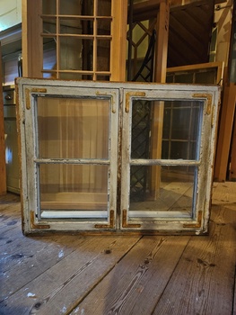 Fönster med karm, 100x80, finns på Överjärva Byggnadsvård