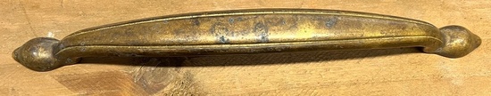 Lådhandtag i antikmässing. Stort
