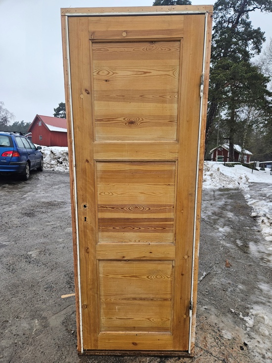 Dörr med karm, 77x207, finns på Överjärva Byggnadsvård