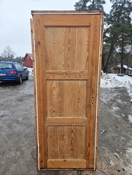 Dörr med karm, 80x199, finns på Överjärva Byggnadsvård