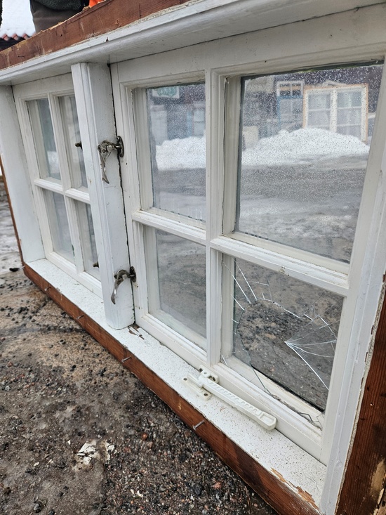 Fönster med karm, 112x62, finns på Överjärva Byggnadsvård