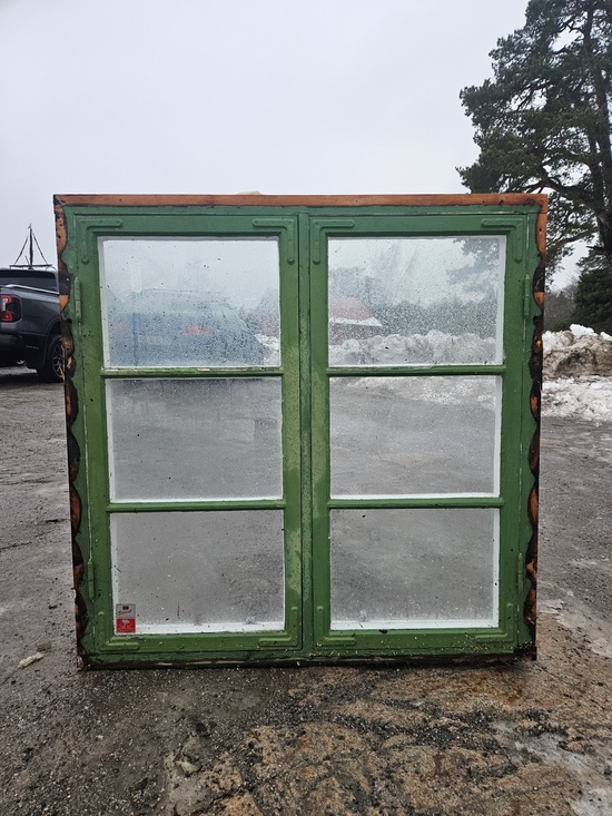 Fönster med karm, 117x117, finns på Överjärva Byggnadsvård