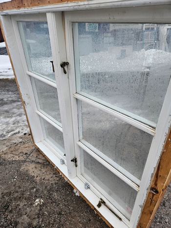 Fönster med karm, 117x117, finns på Överjärva Byggnadsvård