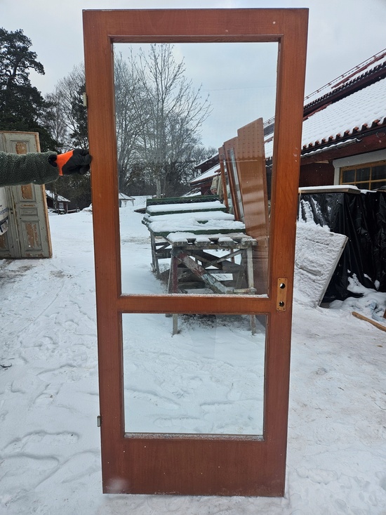 Enkeldörr med glas, 83x202, finns på Överjärva Byggnadsvård