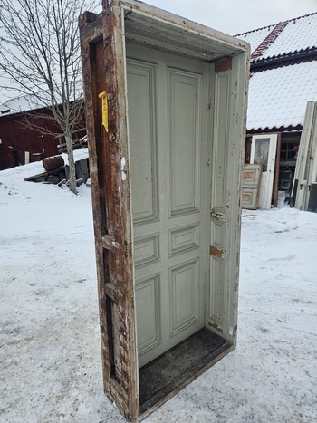 Enkeldörr med karm, 103x222x33, finns på Överjärva Byggnadsvård