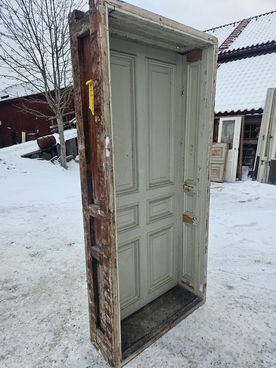 Enkeldörr med karm, 103x222x33, finns på Överjärva Byggnadsvård