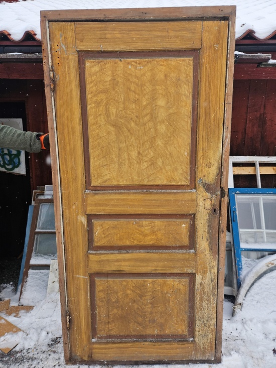 Enkeldörr med karm, 97x202, finns på Överjärva Byggnadsvård